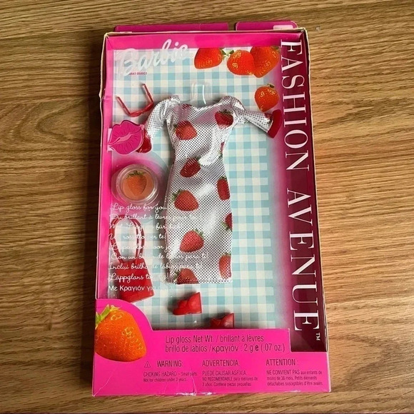 2002 Mattel Barbie Fashion Avenue Strawberry Dress 56645 Lip Gloss Dress Set NEW - Picture 1 of 6